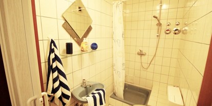 Monteurwohnung - Badezimmer: eigenes Bad - Chiemsee - Ferienwohnung Bad Endorf - Badezimmer - Monteurzimmer in Bad Endorf am Chiemsee bei Rosenheim 