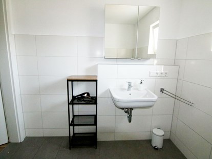 Monteurwohnung - Kühlschrank - PLZ 85123 (Deutschland) - Badezimmer, HomeRent Unterkunft in Ingolstadt - HomeRent in Ingolstadt Vohburg, Adelschlag, Großmehring 