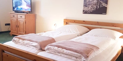 Monteurwohnung - Bettwäsche: Bettwäsche inklusive - Höslwang - Schlafzimmer, HomeRent Unterkunft in Aschau am Chiemsee  - HomeRent in Aschau