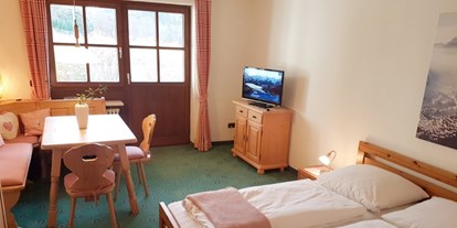 Monteurwohnung - Badezimmer: eigenes Bad - Mühlgraben (Erl) - Schlafzimmer, HomeRent Unterkunft in Aschau am Chiemsee  - HomeRent in Aschau