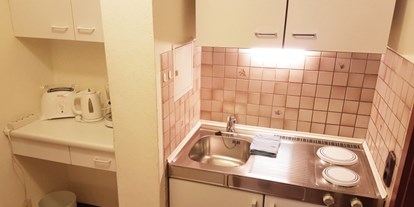 Monteurwohnung - Badezimmer: eigenes Bad - Mühlgraben (Erl) - Küche, HomeRent Unterkunft in Aschau am Chiemsee  - HomeRent in Aschau