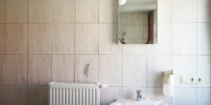 Monteurwohnung - Badezimmer: eigenes Bad - Deggingen - Badezimmer, HomeRent Unterkunft in Laichingen - HomeRent in Laichingen, Hohenstadt, Feldstetten