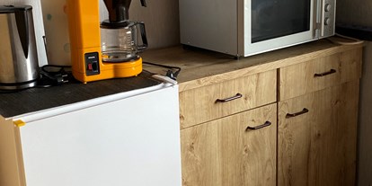 Monteurwohnung - Kühlschrank - Tülau - Esszimmer mit Mikrowelle, Kaffeemaschine, Wasserkocher, Kühlschrank usw. vorhanden. - Monteurzimmer in Sassenburg 