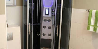 Monteurwohnung - Badezimmer: eigenes Bad - Derental - Dampfdusche Solling-Lounge I - Solling-Lounge