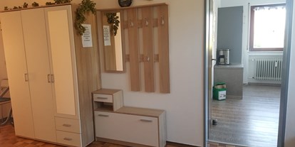 Monteurwohnung - Badezimmer: eigenes Bad - Kressbronn am Bodensee Retterschen - Flur und Küche - Ferienwohnung Am Tobelbach