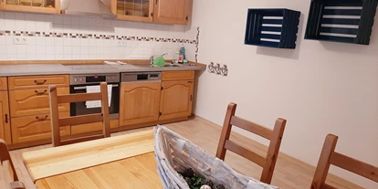 Monteurwohnung - Küche: eigene Küche - Wehrheim - große Wohnküche inkl. Sitzgelegenheit - Monteurunterkunft für bis zu 5 Personen