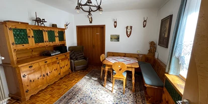 Monteurwohnung - Zimmertyp: Doppelzimmer - Kamperkogel - Jagdstube - Wohnzimmer mit großem TV - Martinz & Mitbesitzer Zimmervermietung