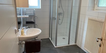 Monteurwohnung - Bettwäsche: keine Bettwäsche - Wolfsberg (Wolfsberg) - Neues Badezimmer mit WC und Dusche - Martinz & Mitbesitzer Zimmervermietung