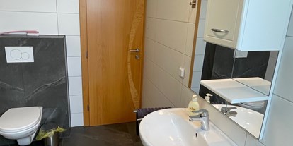 Monteurwohnung - Badezimmer: Gemeinschaftsbad - Hintergumitsch - Martinz & Mitbesitzer Zimmervermietung