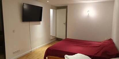 Monteurwohnung - Kühlschrank - Krummensee - Schlafzimmer ausgestattet mit einem Doppelbett - Appartement 2 in Waldesruh ab 3 Monaten
