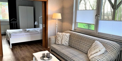 Monteurwohnung - Zimmertyp: Einzelzimmer - Padingbüttel - Blick zum an das Wohnzimmer angrenzende Schlafzimmer. - ANDY NORDSEE: 2 Schlafzimmerwohnung im Urlaubsparadies