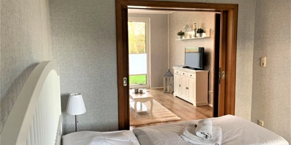 Monteurwohnung - Zimmertyp: Einzelzimmer - Padingbüttel - Blick vom Schlafzimmer zum Wohnzimmer. - ANDY NORDSEE: 2 Schlafzimmerwohnung im Urlaubsparadies