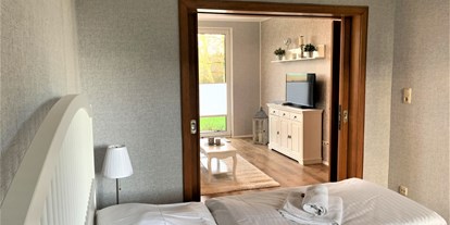 Monteurwohnung - Kühlschrank - PLZ 26969 (Deutschland) - Blick vom Schlafzimmer zum Wohnzimmer. - ANDY NORDSEE: 2 Schlafzimmerwohnung im Urlaubsparadies