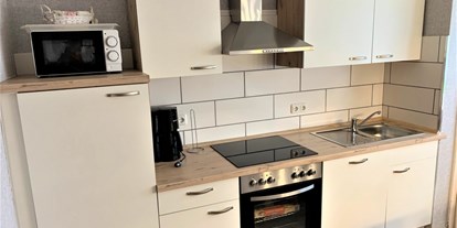 Monteurwohnung - Küche: eigene Küche - Bremerhaven Geestemünde - Gut ausgestattete Küchenzeile. - ANDY NORDSEE: 2 Schlafzimmerwohnung im Urlaubsparadies