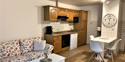 Monteurwohnung - Zimmertyp: Doppelzimmer - Nordenham FAH - Wohnküche mit Sofa und Essbereich - LÜTJE DEERN: 1 Schlafzimmerwohnung mit Platz für bis zu 3 Personen