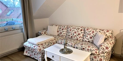 Monteurwohnung - Badezimmer: eigenes Bad - Padingbüttel - Socfa im Wohnbereich - LÜTJE DEERN: 1 Schlafzimmerwohnung mit Platz für bis zu 3 Personen