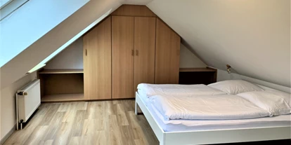 Monteurwohnung - Kühlschrank - Nordseeküste - Schlafzimmer mit geräumige Schrank - LÜTJE DEERN: 1 Schlafzimmerwohnung mit Platz für bis zu 3 Personen