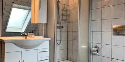 Monteurwohnung - Waschmaschine - Padingbüttel - Badezimmer mit Dusche, WC, Waschbecken - LÜTJE DEERN: 1 Schlafzimmerwohnung mit Platz für bis zu 3 Personen