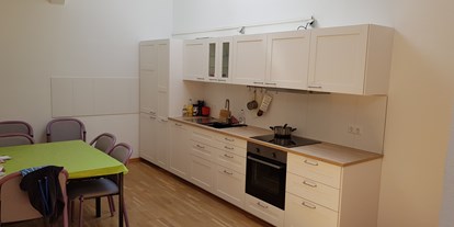 Monteurwohnung - Küche: Küchenmitbenutzung - Küche und Essbereich in Ferienwohnung  - DONAU HOME