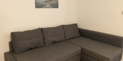 Monteurwohnung - TV - Sofa - Monteurwohnungen in Klagenfurt am Wörthersee