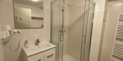 Monteurwohnung - Kühlschrank - vollausgestattetes Badezimmer mit Föhn und Dusche sowie Waschmaschine - Monteurwohnungen in Klagenfurt am Wörthersee