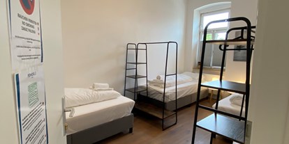 Monteurwohnung - TV - Schlafzimmer für drei Personen - Monteurwohnungen in Klagenfurt am Wörthersee