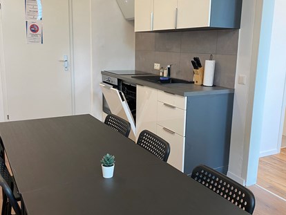 Monteurwohnung - Zimmertyp: Mehrbettzimmer - Essbereich + Küche - Monteurwohnungen in Klagenfurt am Wörthersee