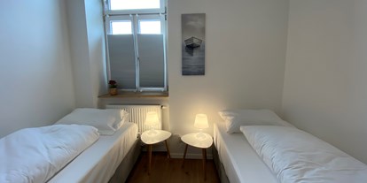 Monteurwohnung - Kühlschrank - Zimmeransicht - Monteurwohnungen in Klagenfurt am Wörthersee