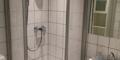 Monteurwohnung - Badezimmer: eigenes Bad - PLZ 51519 (Deutschland) - Das kleine Bad verfügt über alles erforderliche - Apartment Haus Fischer