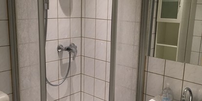 Monteurwohnung - Kühlschrank - Wipperfürth - Das kleine Bad verfügt über alles erforderliche - Apartment Haus Fischer