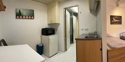 Monteurwohnung - Kühlschrank - Käshofen - Küche, HomeRent Unterkunft in Zweibrücken - HomeRent in Zweibrücken