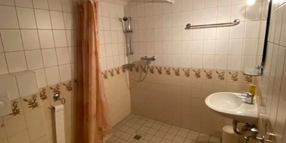 Monteurwohnung - Küche: Gemeinschaftsküche - Krummensee - Badezimmer mit ebenerdiger Dusche, Toilette, Handwaschbecken und Waschmaschine  - Svenja Wagner