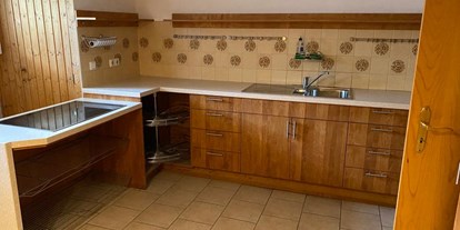 Monteurwohnung - Einzelbetten - PLZ 12623 (Deutschland) - Wohnküche mit Herd, Backofen, Kühlschrank  und Sitzecke - Svenja Wagner