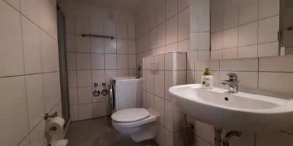 Monteurwohnung - Kühlschrank - Nordseeküste - Badezimmer mit Dusche - Ferienwohnung Wilhelmine in Cuxhaven im Lotsenviertel