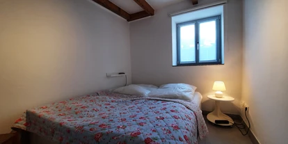 Monteurwohnung - Bettwäsche: Bettwäsche gegen Gebühr - Cuxhaven Döse - Schlafzimmer mit Doppelbett - Ferienwohnung Wilhelmine in Cuxhaven im Lotsenviertel