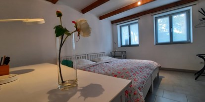 Monteurwohnung - Einzelbetten - Wanna - Schlafzimmer mit 2 Einzelbetten, die 
auseinander gestellt werden können  - Ferienwohnung Wilhelmine in Cuxhaven im Lotsenviertel