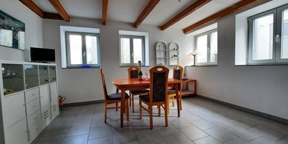 Monteurwohnung - Einzelbetten - Nordseeküste - Küche - Essplatz - Ferienwohnung Wilhelmine in Cuxhaven im Lotsenviertel