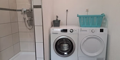 Monteurwohnung - Badezimmer: eigenes Bad - PLZ 88456 (Deutschland) - Bad mit Waschmaschine und Trockner - Monteurwohnung Mohr