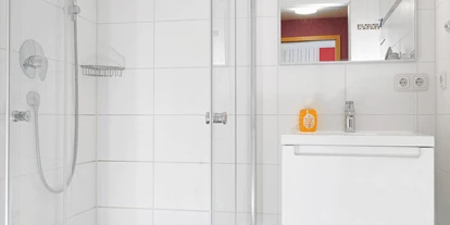 Monteurwohnung - Kühlschrank - PLZ 91207 (Deutschland) - Badezimmer - Monteurwohnung in Nürnberg - möbliertes Wohnen auf Zeit