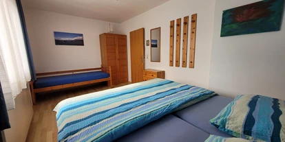 Monteurwohnung - Kaffeemaschine - Steinbach (Schörfling am Attersee) - Schlafzimmer 1 mit Doppelbett und Einzelbett - Haus zum Alleinbewohnen in Seewalchen