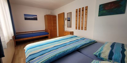Monteurwohnung - Kaffeemaschine - Untergallaberg - Schlafzimmer 1 mit Doppelbett und Einzelbett - Haus zum Alleinbewohnen in Seewalchen