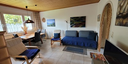 Monteurwohnung - WLAN - Grillmoos - Wohnessraum mit Couch und großem Esstisch für 6 Personen - Haus zum Alleinbewohnen in Seewalchen