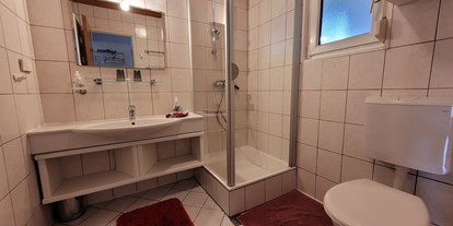 Monteurwohnung - Einzelbetten - Schwertfern - Duschbad mit WC - Haus zum Alleinbewohnen in Seewalchen