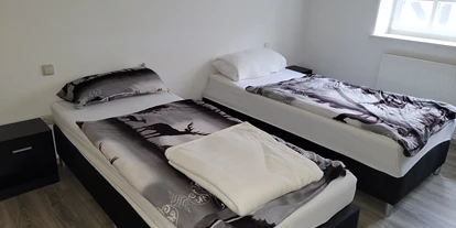 Monteurwohnung - Bettwäsche: Bettwäsche inklusive - Lennestadt - Schlafzimmer mit 2 Einzelbetten - Fachwerkwohnung