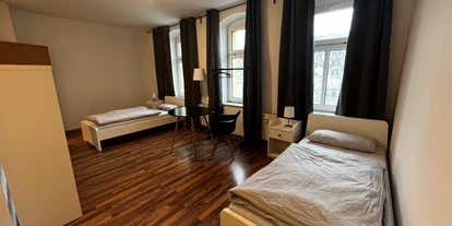 Monteurwohnung - Kühlschrank - Naunhof - Doppelzimmer mit zwei EInzellbetten - H/54-Unterkünfte 