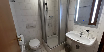 Monteurwohnung - Waschmaschine - Rodden - Badezimmer mit Dusche und Spiegel - H/54-Unterkünfte 