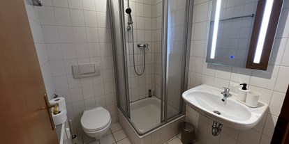 Monteurwohnung - Bettwäsche: Bettwäsche inklusive - PLZ 04357 (Deutschland) - Badezimmer mit Dusche und Spiegel - H/54-Unterkünfte 