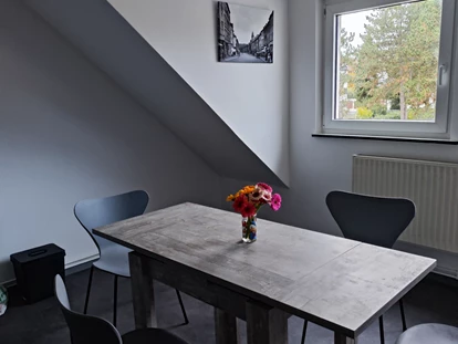 Monteurwohnung - Kühlschrank - Regnitzlosau - HoBl 19 Gemütliches einzelnes Monteurzimmer in Hof – Ideal für Ihren Arbeitsaufenthalt!