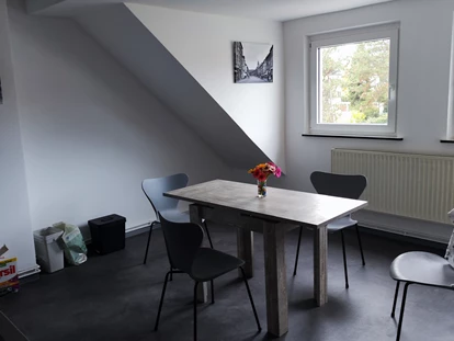 Monteurwohnung - Kühlschrank - Regnitzlosau - HoBl 19 Gemütliches einzelnes Monteurzimmer in Hof – Ideal für Ihren Arbeitsaufenthalt!