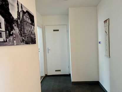 Monteurwohnung - Badezimmer: Gemeinschaftsbad - Pottiga - HoBl 19 Gemütliches einzelnes Monteurzimmer in Hof – Ideal für Ihren Arbeitsaufenthalt!